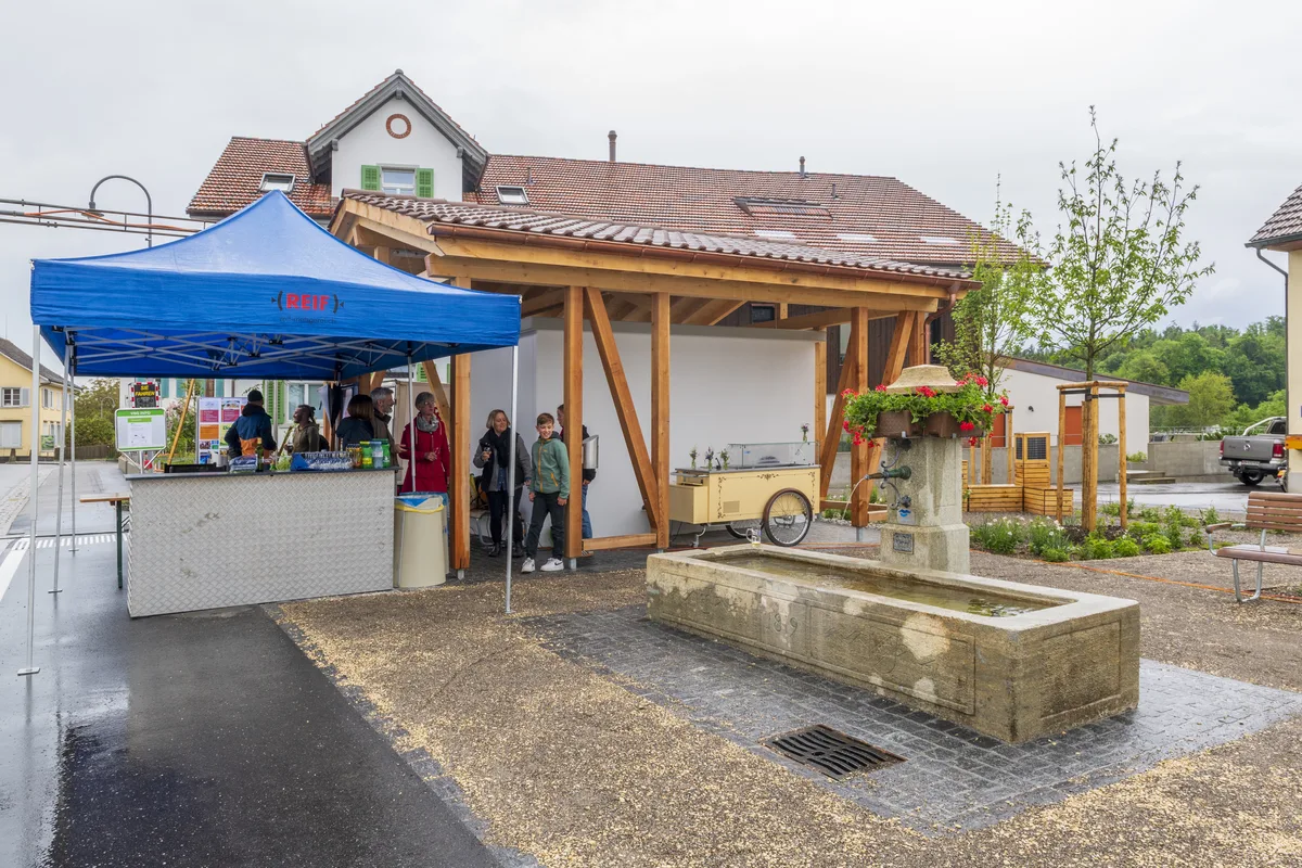Den Dorfbrunnen gab es schon seit 1819 an einem anderen Standort. neu wurde er in den Dorfplatz integriert. Der neue Dorfplatz in Bisikon wurde feierlich eingeweiht.